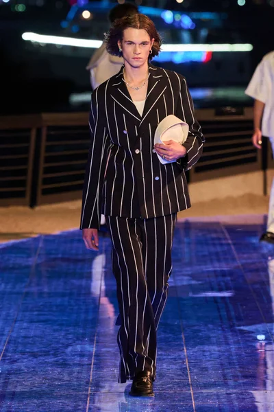 Look 16